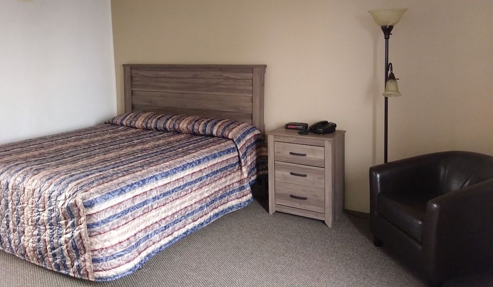 Driftwood Motel Standard Room, 1 King Bed, Patio or Balcony, Lake View 2