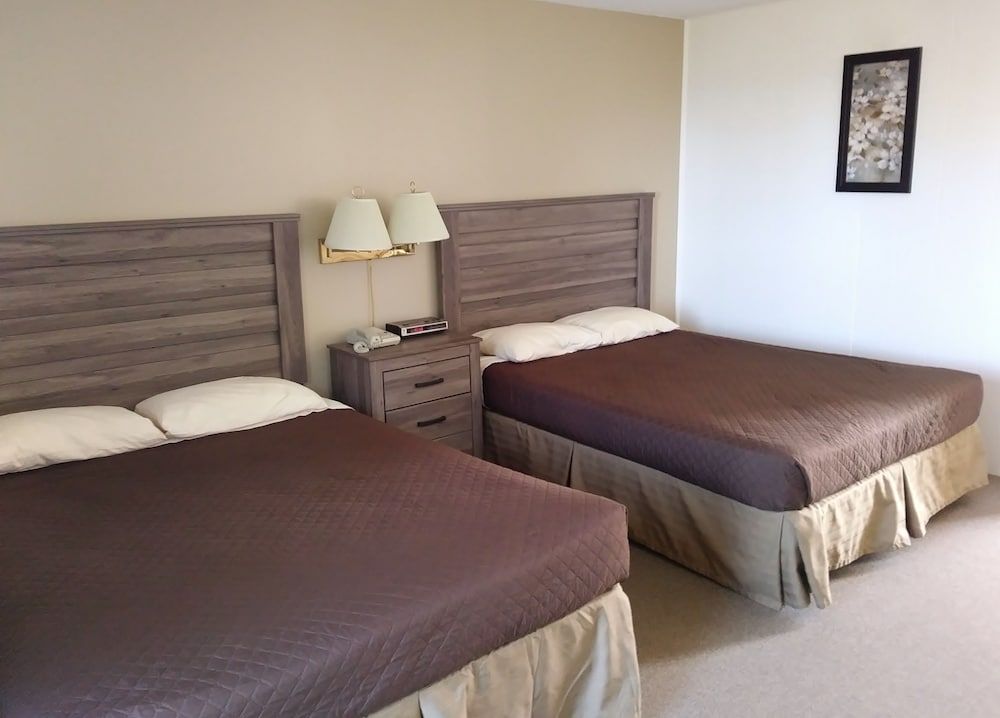 Driftwood Motel Standard Room, 2 Queen Beds, Patio or Balcony, Lake View 3