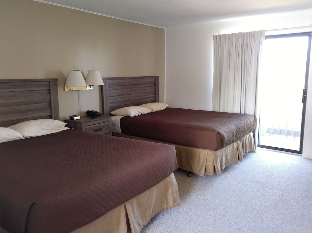 Driftwood Motel Standard Room, 2 Queen Beds, Patio or Balcony, Lake View 2