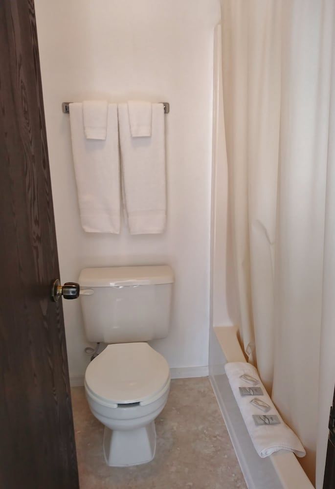 Driftwood Motel Standard Room, 2 Queen Beds, Patio or Balcony, Lake View 6