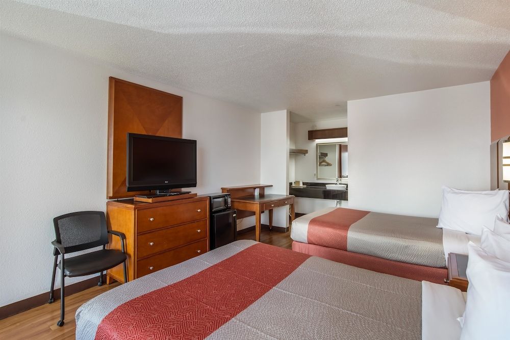 Motel 6 Van Buren, AR Standard Room, 2 Queen Beds, Non Smoking, Refrigerator & Microwave 3