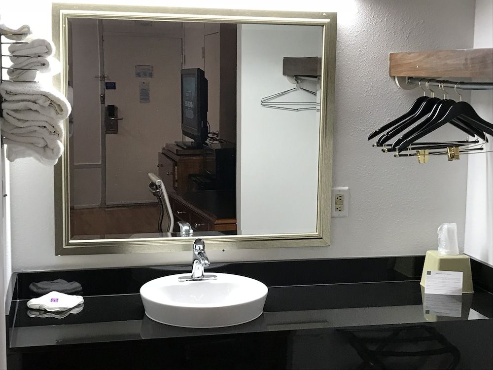 Motel 6 Van Buren, AR Standard Room, 1 King Bed, Non Smoking, Refrigerator & Microwave 14