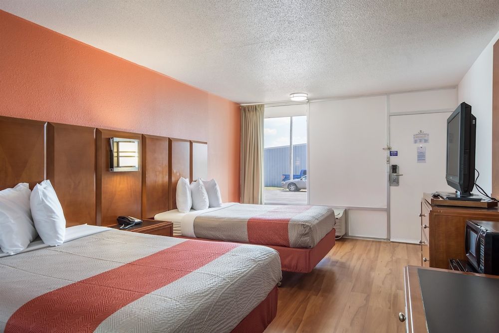 Motel 6 Van Buren, AR Standard Room, 2 Queen Beds, Non Smoking, Refrigerator & Microwave 4