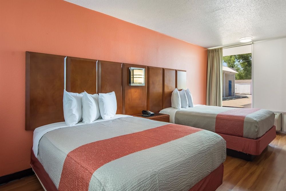 Motel 6 Van Buren, AR Standard Room, 2 Queen Beds, Non Smoking, Refrigerator & Microwave 6