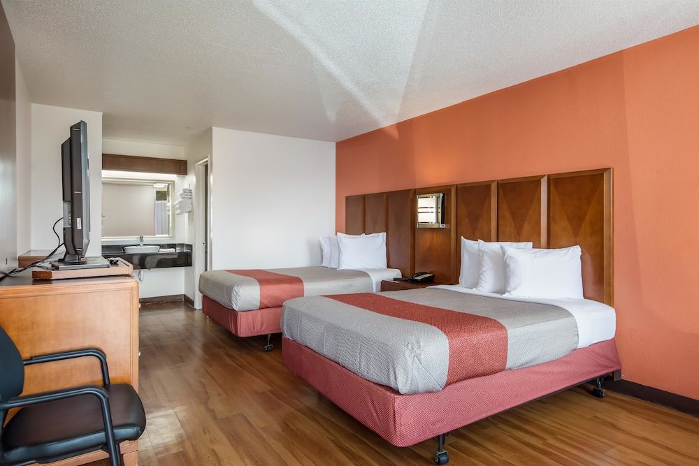 Motel 6 Van Buren, AR Standard Room, 2 Queen Beds, Non Smoking, Refrigerator & Microwave 5