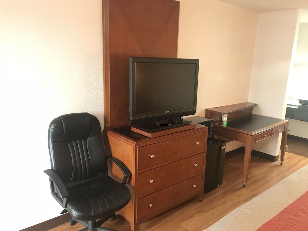 Motel 6 Van Buren, AR Standard Room, 1 King Bed, Non Smoking, Refrigerator & Microwave 6