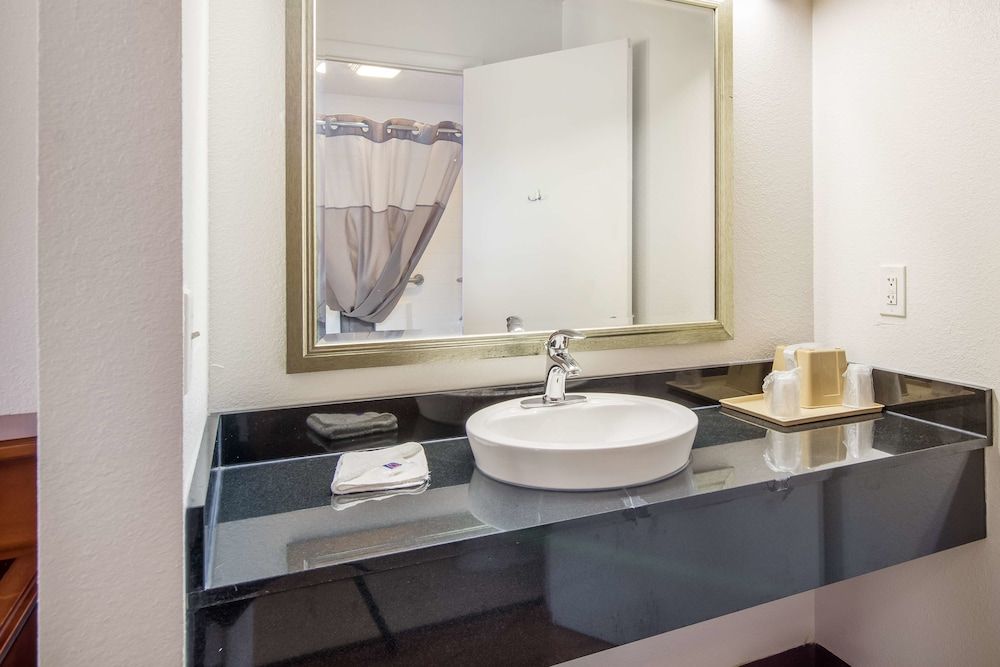 Motel 6 Van Buren, AR Standard Room, 1 King Bed, Accessible, Non Smoking 14