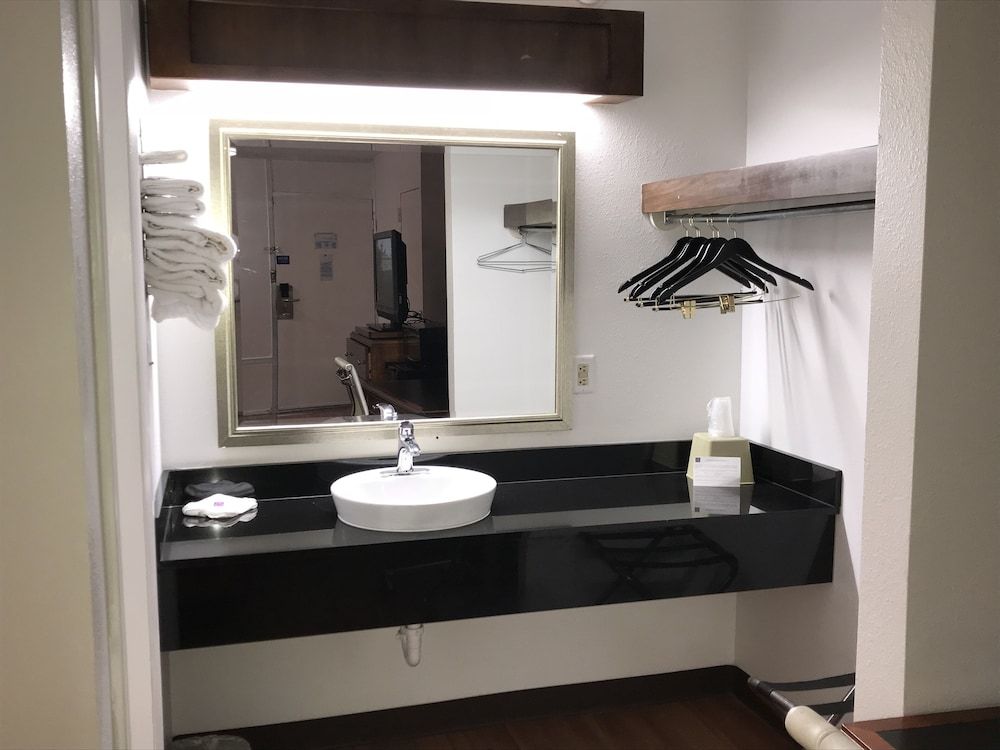 Motel 6 Van Buren, AR Standard Room, 1 King Bed, Accessible, Non Smoking 13