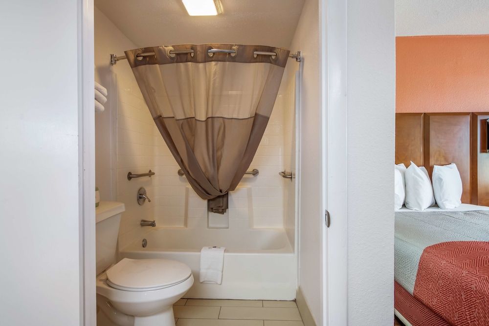 Motel 6 Van Buren, AR Standard Room, 1 King Bed, Accessible, Non Smoking 10