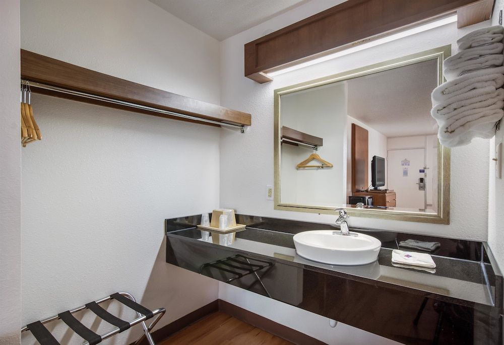 Motel 6 Van Buren, AR Standard Room, 2 Queen Beds, Non Smoking, Refrigerator & Microwave 11