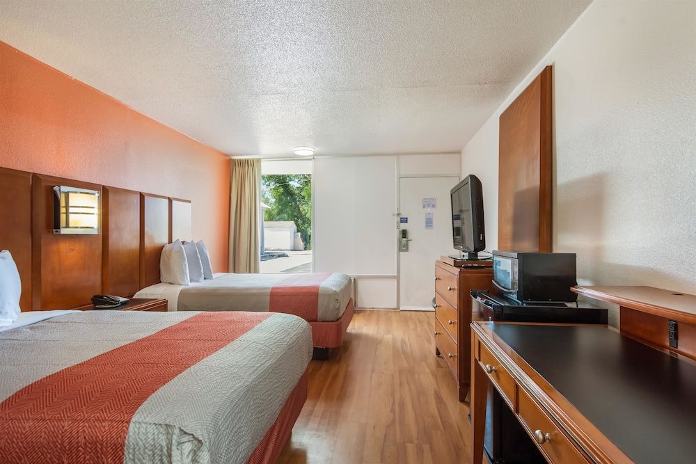 Motel 6 Van Buren, AR Standard Room, 2 Queen Beds, Non Smoking, Refrigerator & Microwave 18