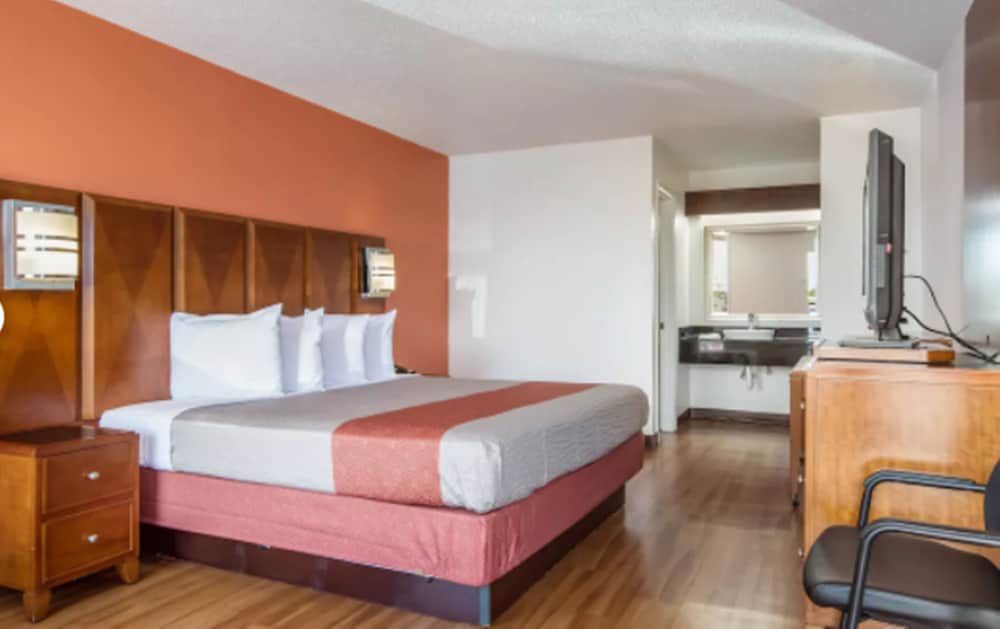 Motel 6 Van Buren, AR Standard Room, 1 King Bed, Accessible, Non Smoking 5