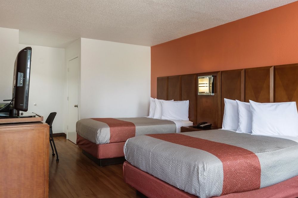 Motel 6 Van Buren, AR Standard Room, 2 Queen Beds, Non Smoking, Refrigerator & Microwave 7