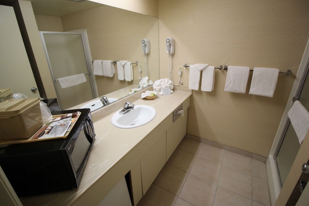 Inn of Lompoc Standard Double Room, 2 Queen Beds, Non Smoking 4