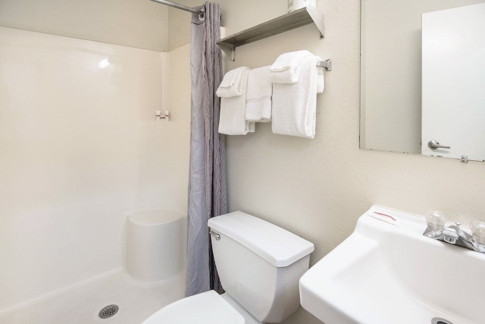 HomeTowne Studios By Red Roof Colorado Springs - Airport Studio, 2 Queen Beds, Non Smoking 5