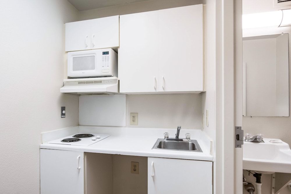 HomeTowne Studios By Red Roof Colorado Springs - Airport Studio, 1 Double Bed, Accessible, Non Smoking (Roll-In Shower) 5