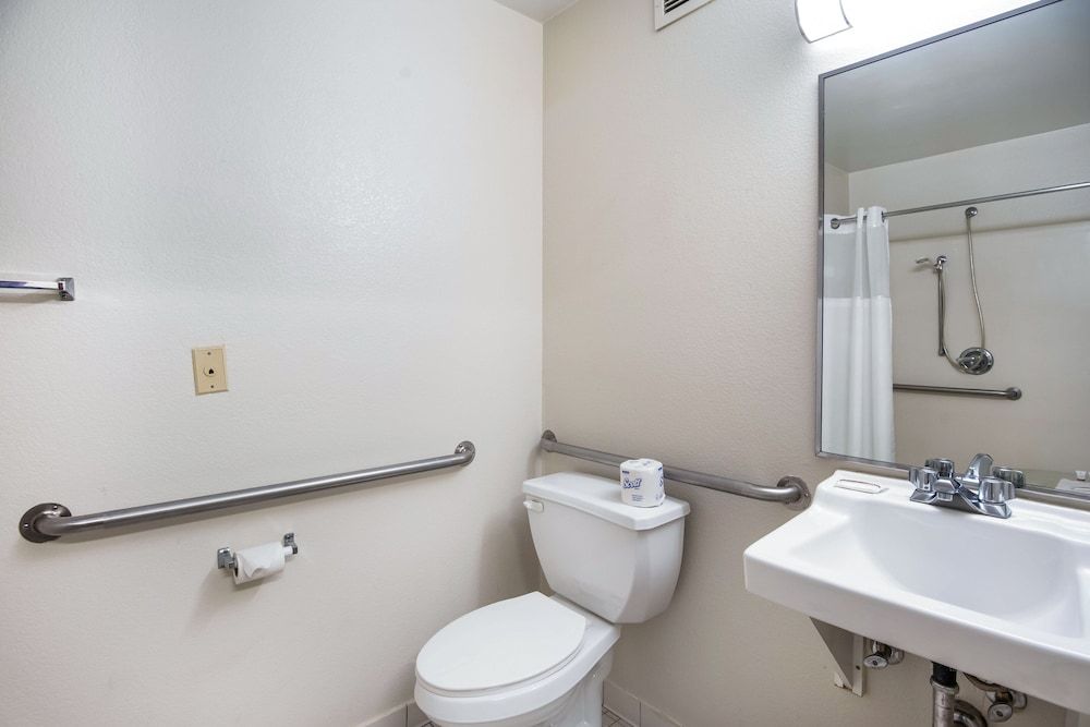 HomeTowne Studios By Red Roof Colorado Springs - Airport Studio, 1 Double Bed, Accessible, Non Smoking (Roll-In Shower) 6