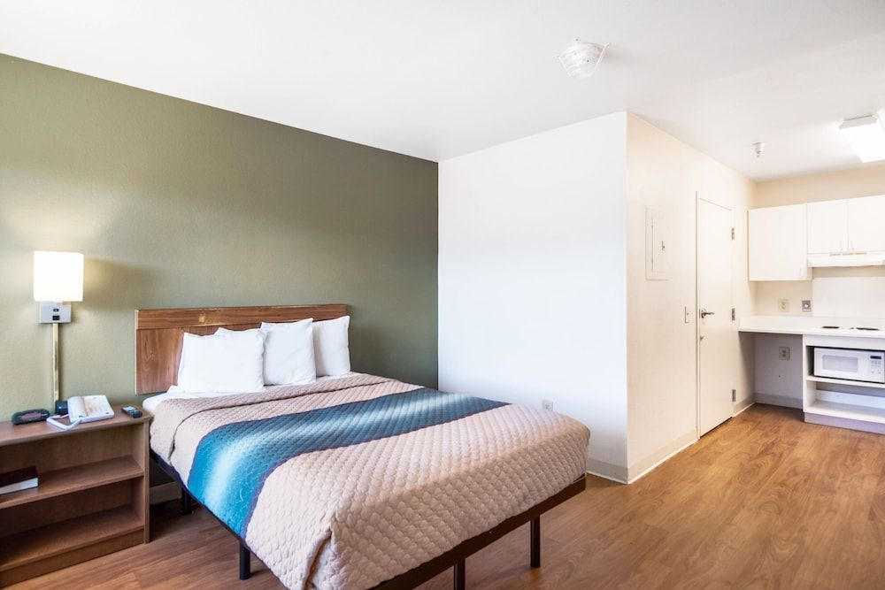 HomeTowne Studios By Red Roof Colorado Springs - Airport Studio, 1 Double Bed, Accessible, Non Smoking (Roll-In Shower) 4