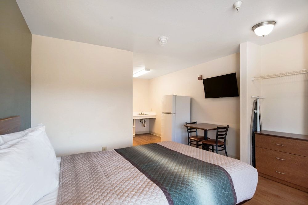 HomeTowne Studios By Red Roof Colorado Springs - Airport Studio, 1 Double Bed, Accessible, Non Smoking (Roll-In Shower) 2