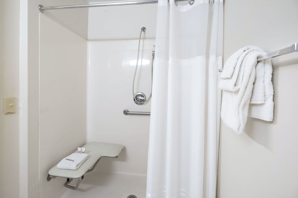 HomeTowne Studios By Red Roof Colorado Springs - Airport Studio, 1 Double Bed, Accessible, Non Smoking (Roll-In Shower) 3