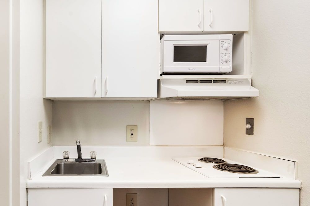 HomeTowne Studios By Red Roof Colorado Springs - Airport Studio, 2 Queen Beds, Non Smoking 4