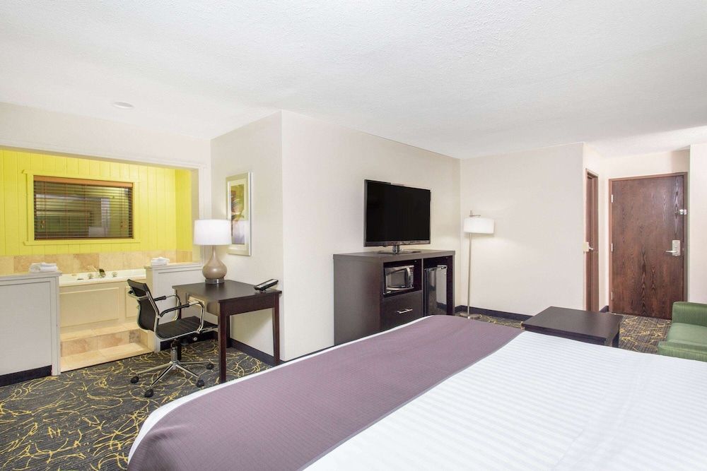 Suite, 1 King Bed, Non Smoking, Jetted Tub