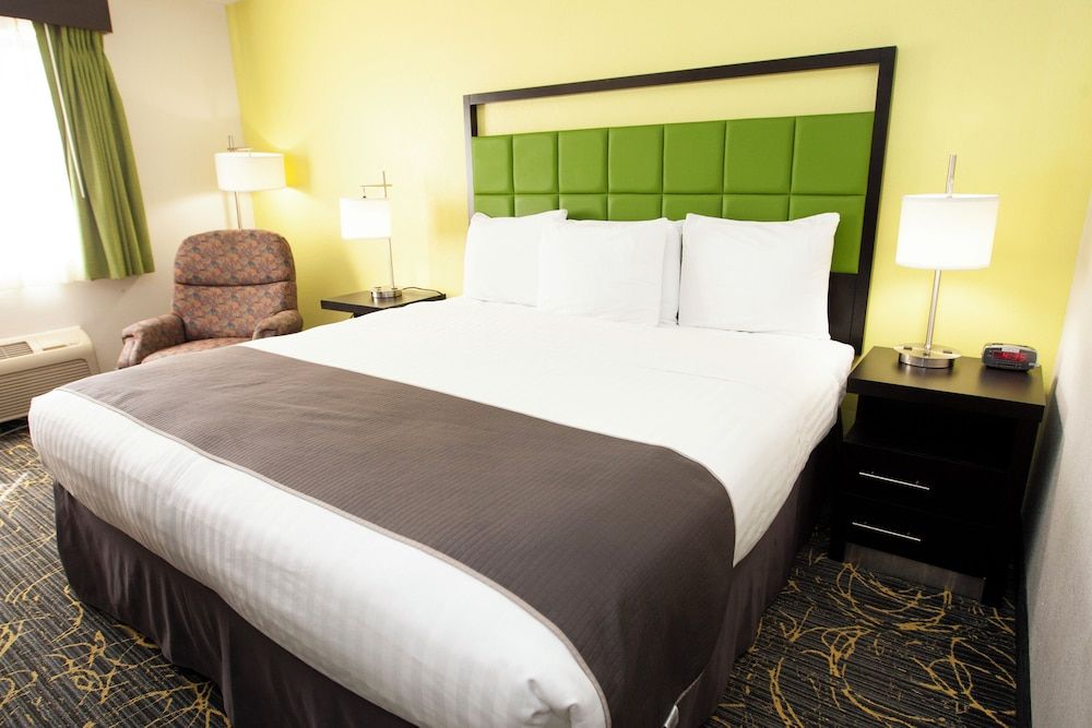 Room, 1 King Bed, Accessible, Non Smoking (Mobility,Tub w/Grab Bars)