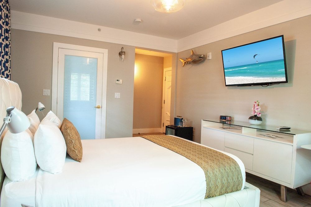 Oceanside Hotel and Suites Standard Queen 4