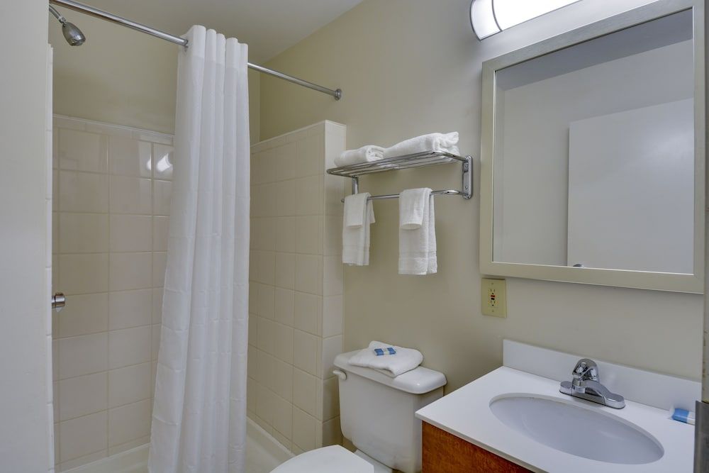 HomeTowne Studios by Red Roof Austin Standard Studio, 1 Queen Bed, Non Smoking 9