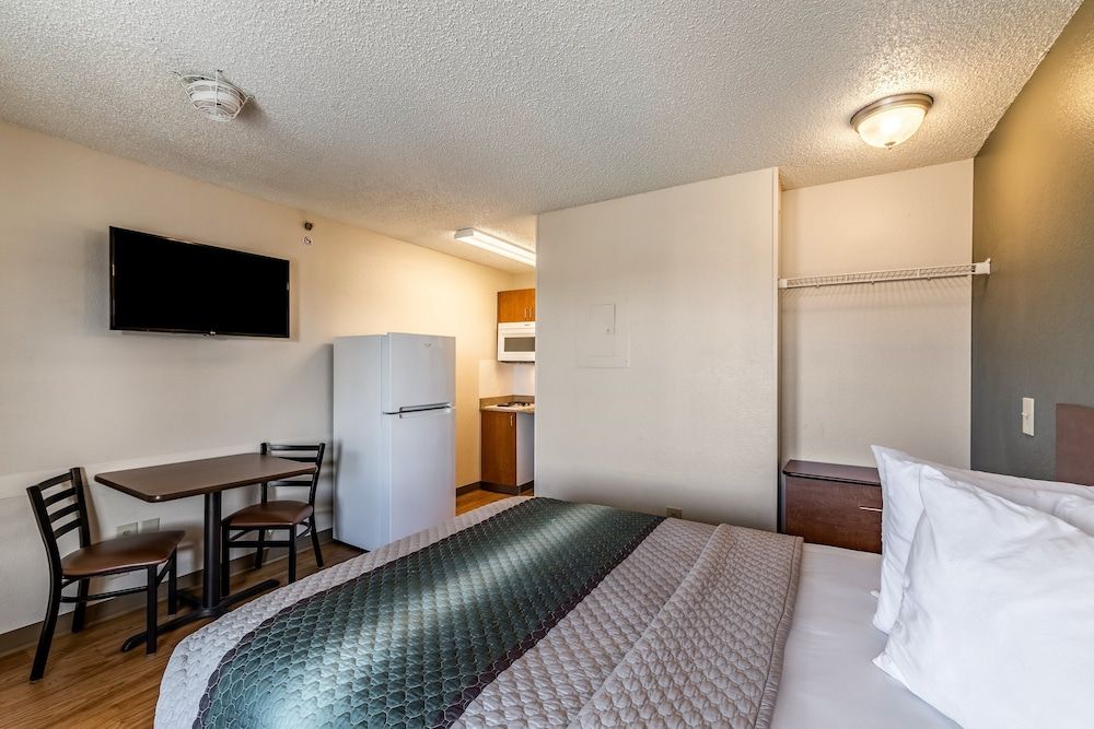 undefined HomeTowne Studios by Red Roof Austin 3