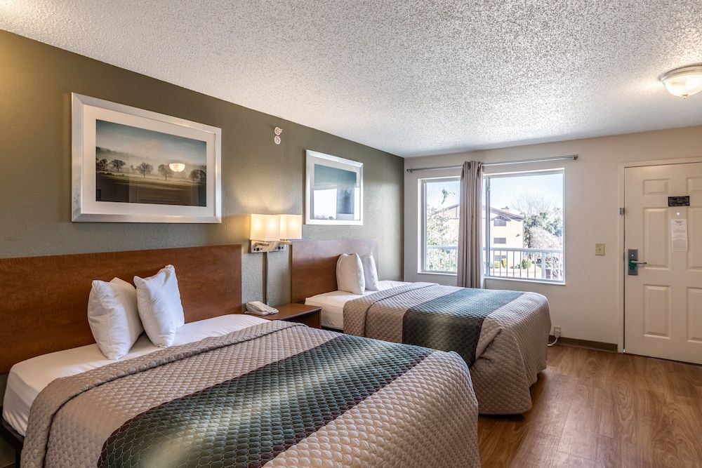 undefined HomeTowne Studios by Red Roof Austin 2