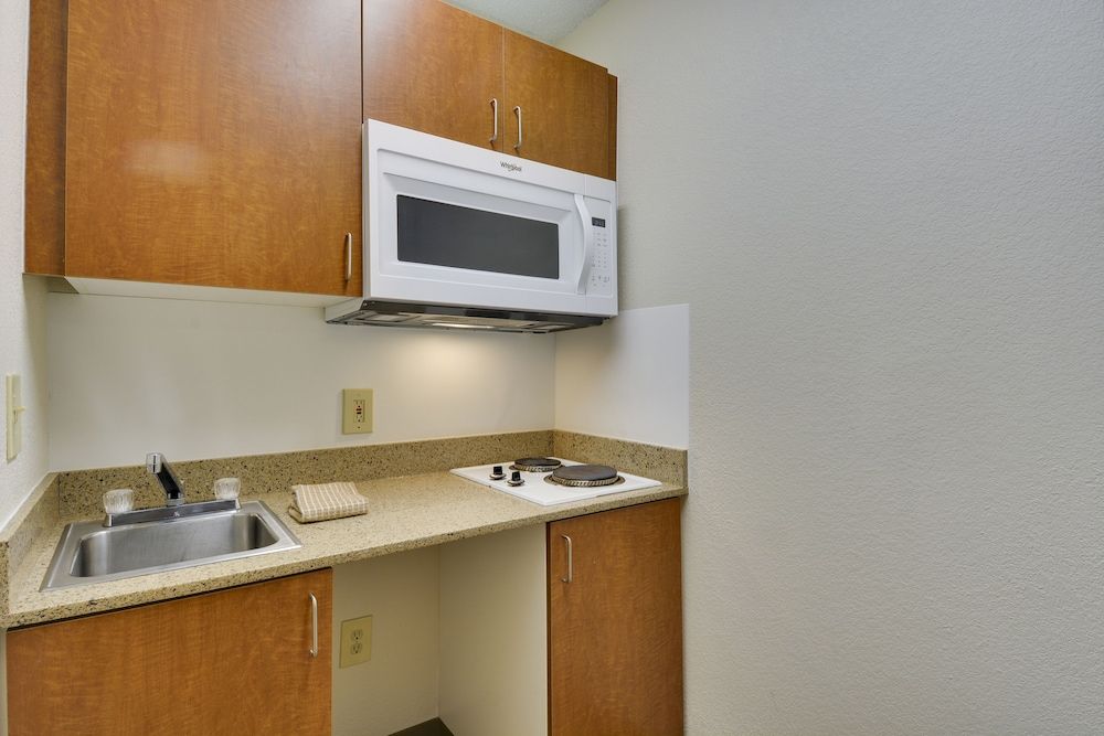 HomeTowne Studios by Red Roof Austin Standard Studio, 1 Queen Bed, Non Smoking 14