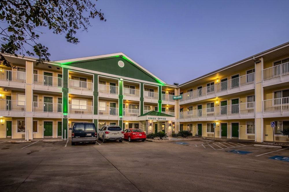 undefined HomeTowne Studios by Red Roof Austin 6