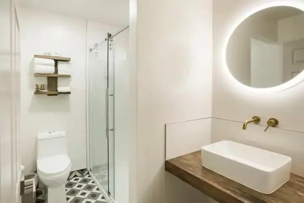 Ramona Valley Inn Senior Single Room, 1 Bedroom, Roll-in Shower, Poolside 4