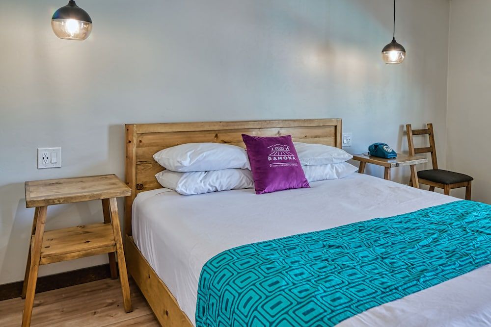 Ramona Valley Inn Senior Single Room, 1 Bedroom, Roll-in Shower, Poolside 2