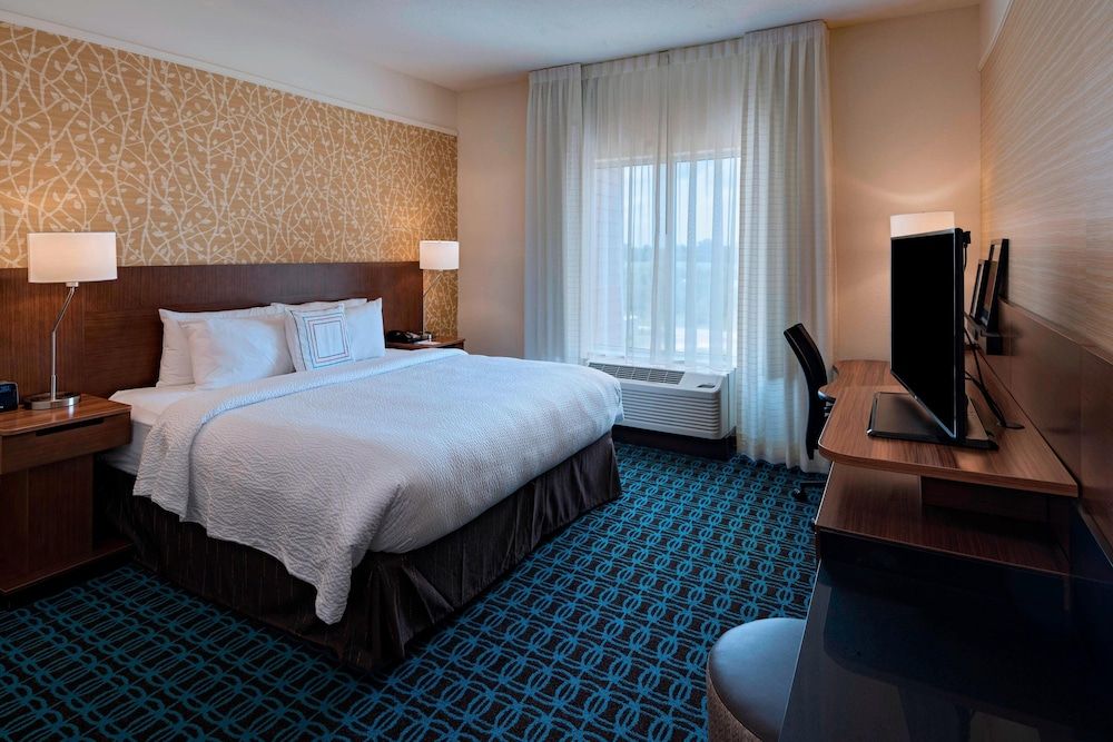 Room, 1 King Bed, Non Smoking (Mobility/Hearing Access, Roll-in Shwr)