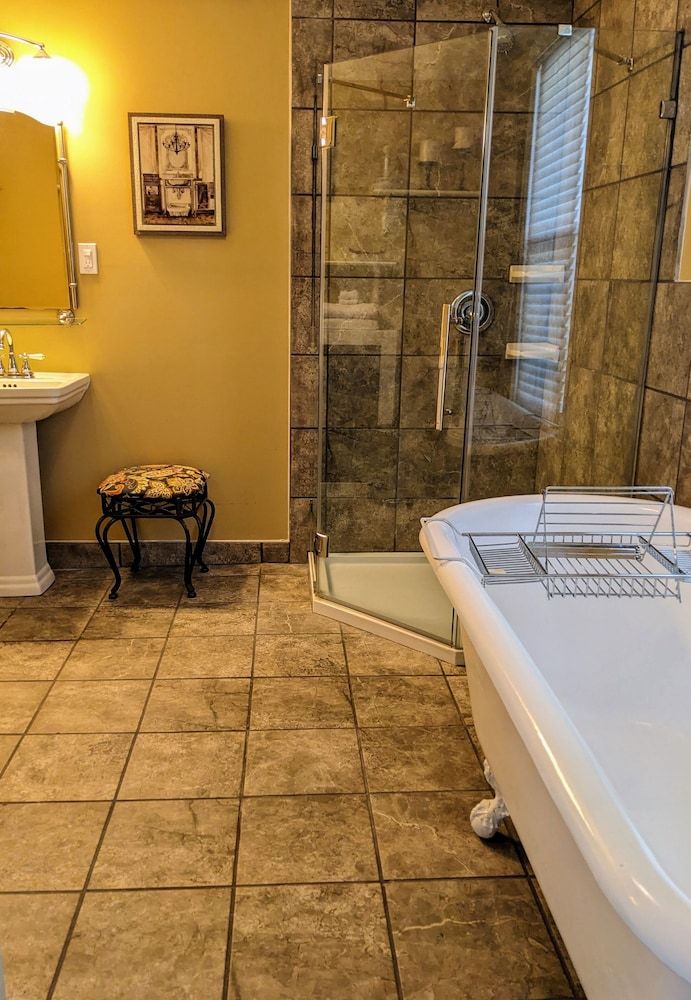 Chelsea Pub & Inn Deluxe Single Room, 1 King Bed, Non Smoking 6