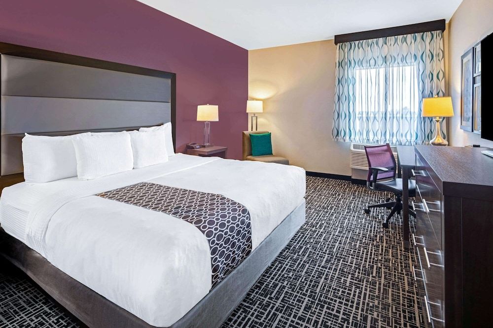 Deluxe Room, 1 King Bed, Accessible, Non Smoking (Mobility,Tub w/Grab Bars)