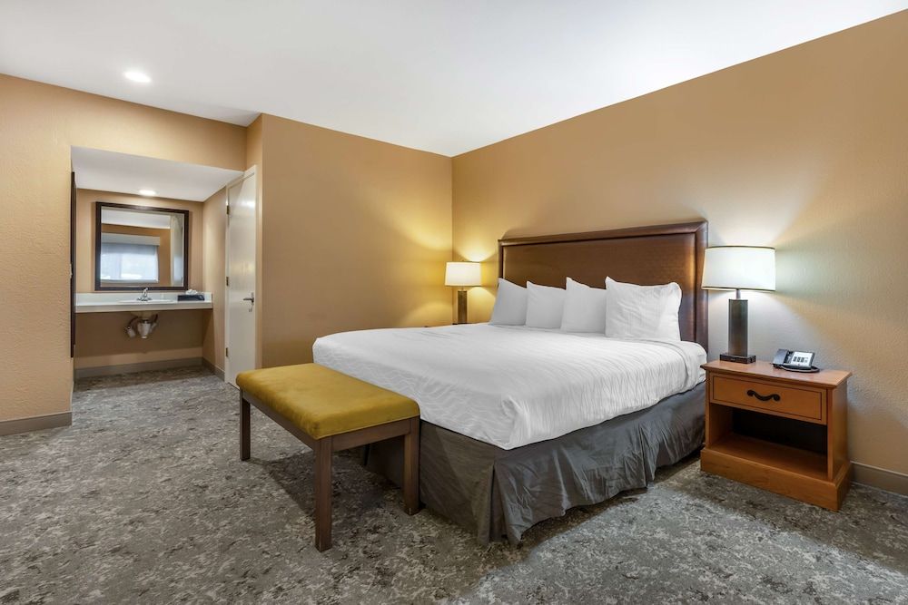 Best Western Plus Inn Scotts Valley Suite, 1 King Bed, Accessible, Refrigerator & Microwave (Walk-in Shower) 3