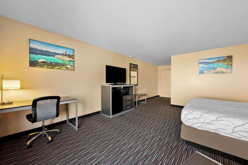 Best Western Topaz Lake Inn Standard Room, 1 King Bed, Refrigerator & Microwave, Lake View 3