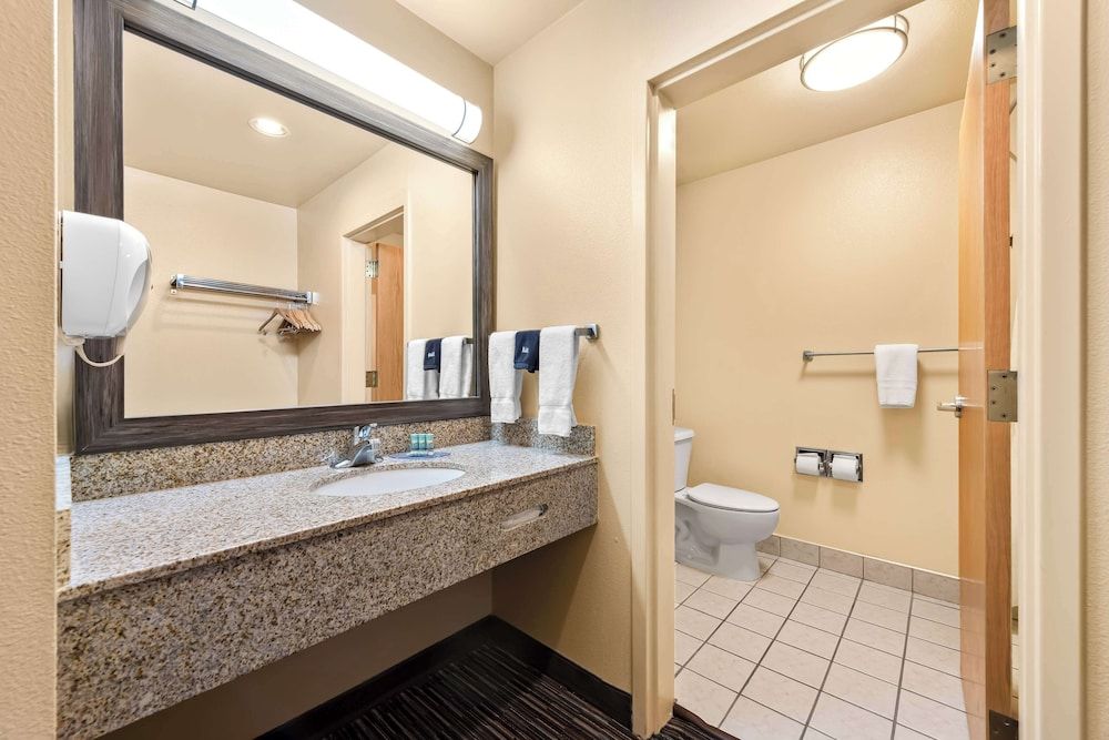 Best Western Topaz Lake Inn Standard Room, 1 King Bed, Refrigerator & Microwave, Lake View 4