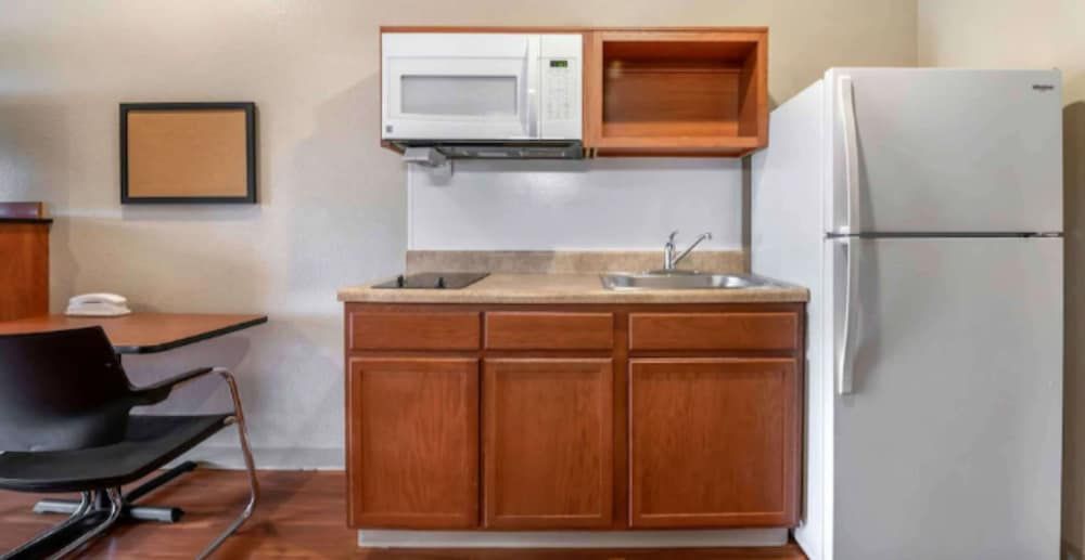 Extended Stay America Select Suites - Lake Worth Deluxe Studio, Non Smoking, Refrigerator & Microwave 2