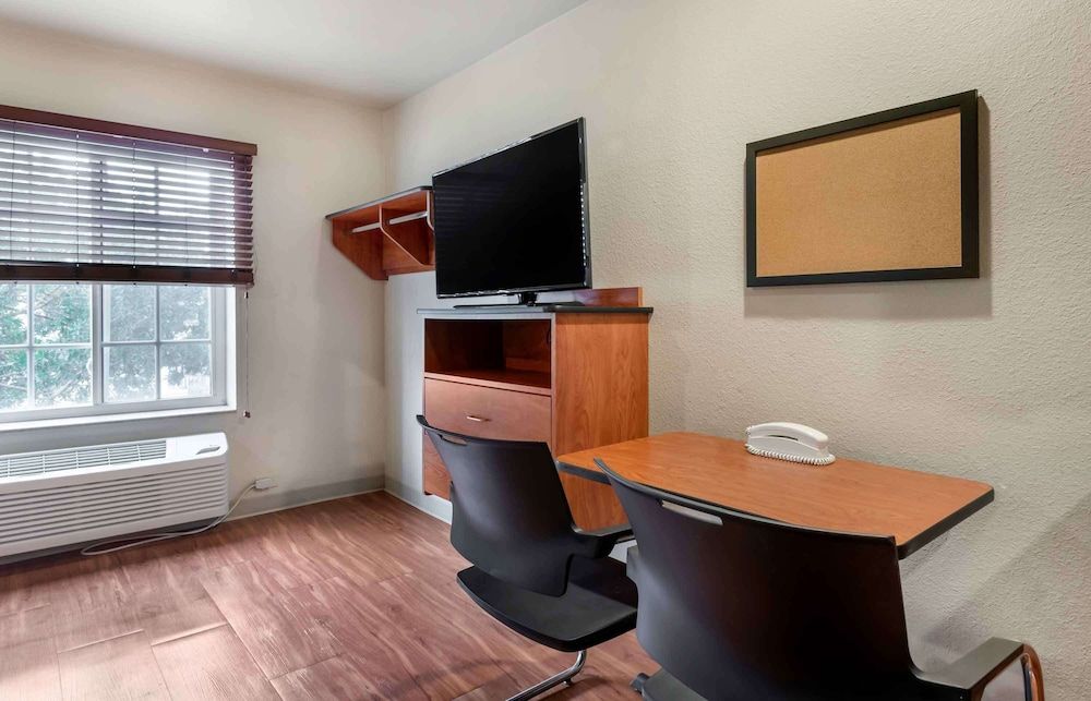 Extended Stay America Select Suites - Lake Worth Standard Studio, 1 Queen Bed, Refrigerator & Microwave 6