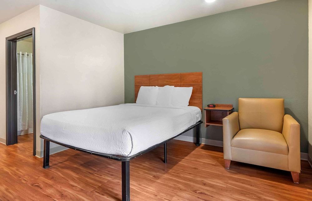 Extended Stay America Select Suites - Lake Worth Standard Studio, 1 Queen Bed, Refrigerator & Microwave 2