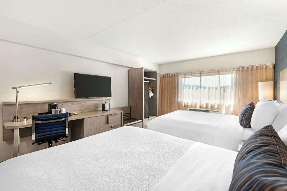 Best Western Plus Landmark Inn Standard Room, 2 Queen Beds, Non Smoking, Refrigerator 4