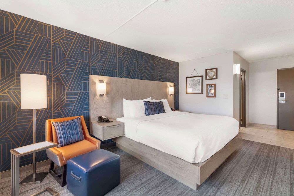 Best Western Plus Landmark Inn Standard Room, 1 King Bed, Non Smoking, Refrigerator 5