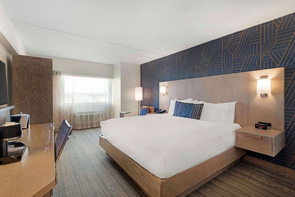 Best Western Plus Landmark Inn Standard Room, 1 King Bed, Non Smoking, Refrigerator 6