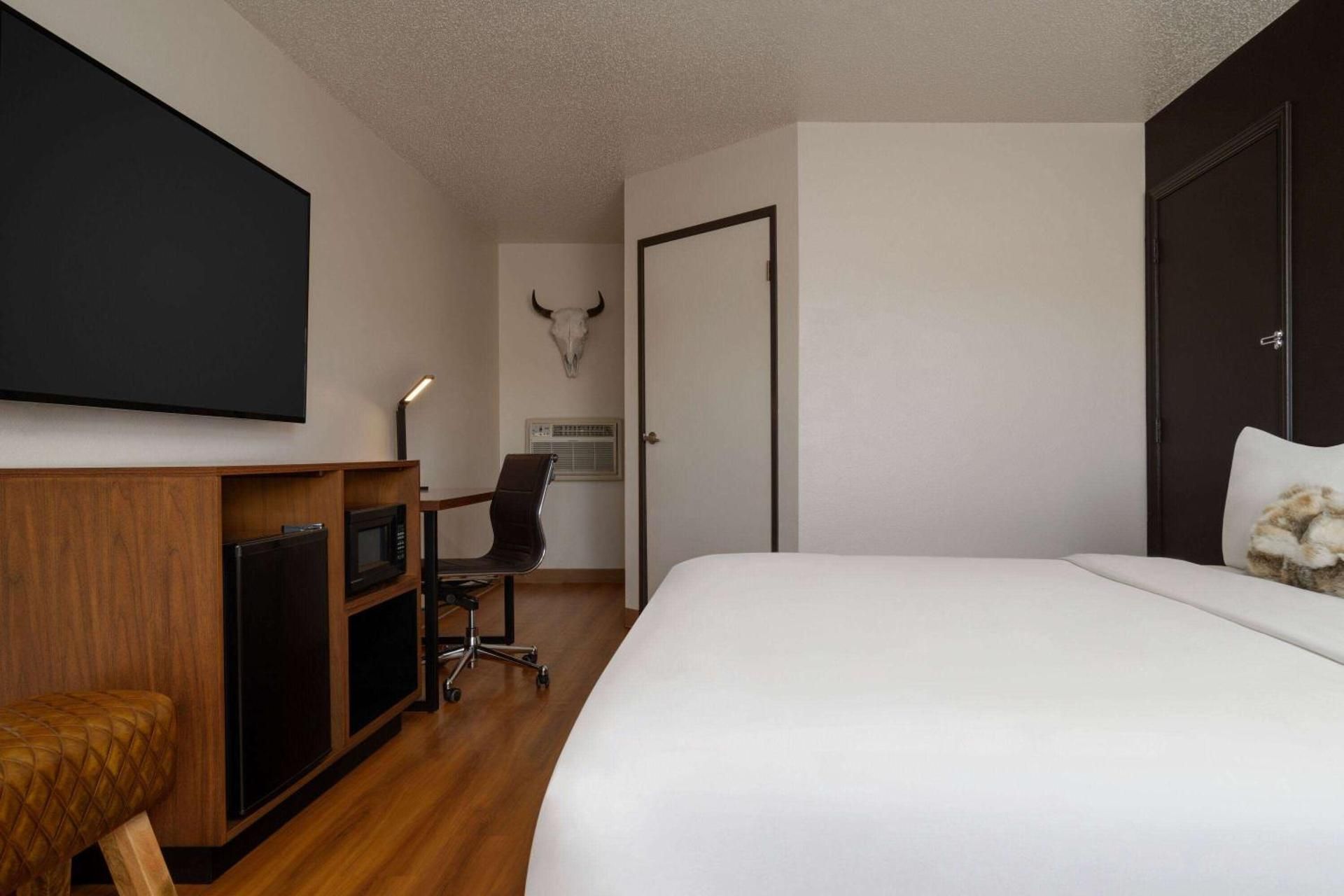 1 King Bed, Mobility Accessible Room, Non-Smoking