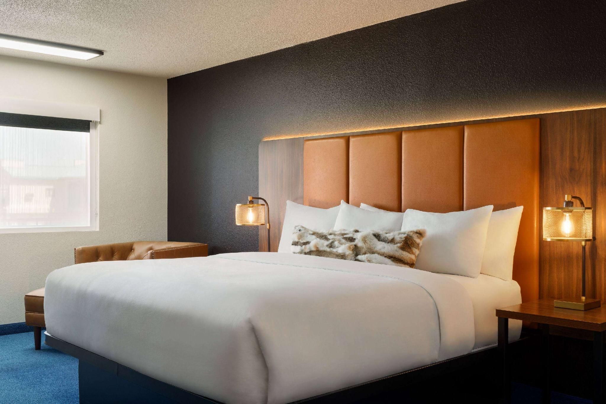 1 King Bed Deluxe Room Non-Smoking