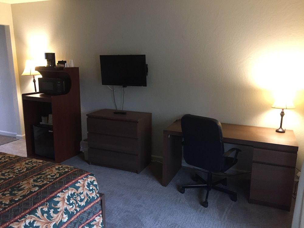 Holiday Lodge Deluxe Room, 1 King Bed, Balcony 4